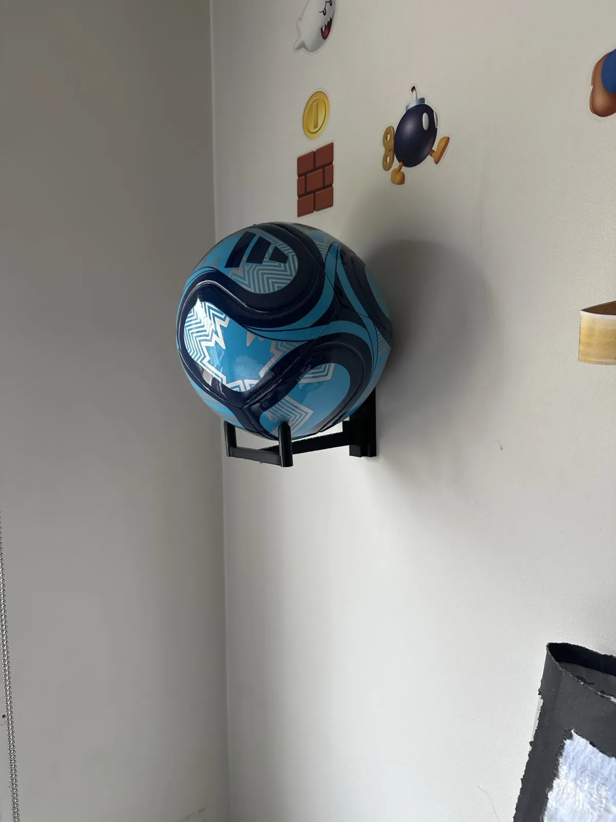 Balón apoyado en el porta balón HAIQUE