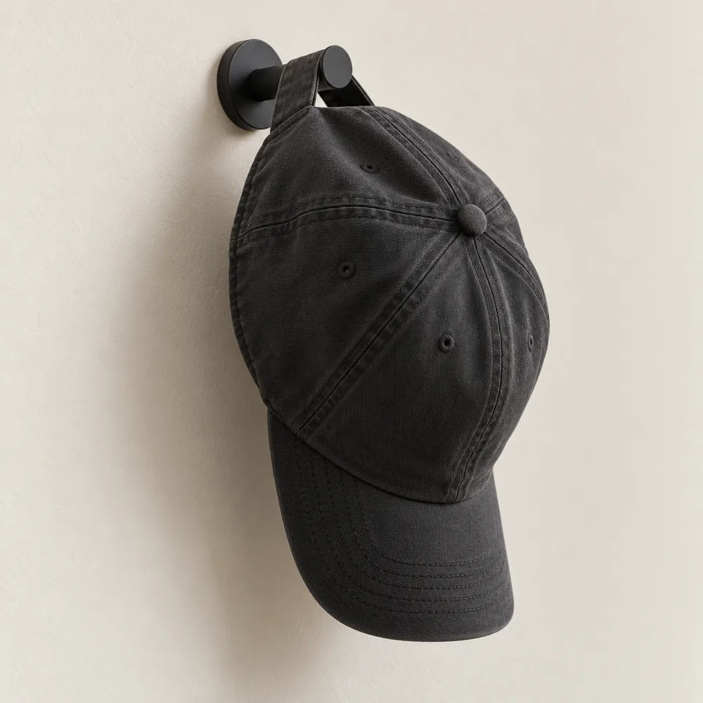 Gorro colgado en un soporte de muro